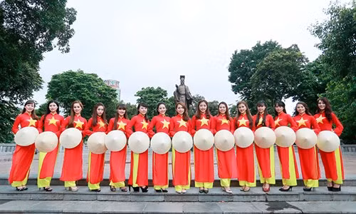 Được biết, bộ ảnh có chủ đề “Tôi yêu Tổ quốc tôi” là một trong những hoạt động ngoại cảnh của cuộc thi iMiss Thăng Long 2015, như trải nghiệm thực tế ở Hạ Long (Quảng Ninh); tặng quà thiện nguyện dịp Trung thu ở Trường tiểu học Thu Ngạc (huyện Tân Sơn, Phú Thọ).