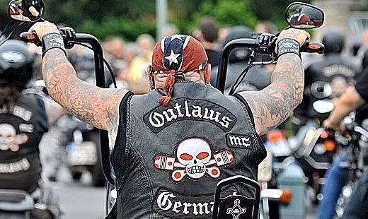Được thành lập năm 1936, Outlaws là câu lạc bộ môtô lâu đời nhất trên thế giới còn tồn tại cho tới ngày nay. Địa bàn hoạt động của nhóm trên khắp nước Mỹ, Australia, các quốc gia châu Á, châu Âu, Bắc và Nam Mỹ. Bên trong vỏ bọc những người mê môtô thuần túy, Outlaws thâm nhập sâu vào hoạt động buôn bán ma túy, mại dâm, giết người và xung đột với các băng đảng khác, đặc biệt là Hell’s Angles. Ảnh: Rapdict.org