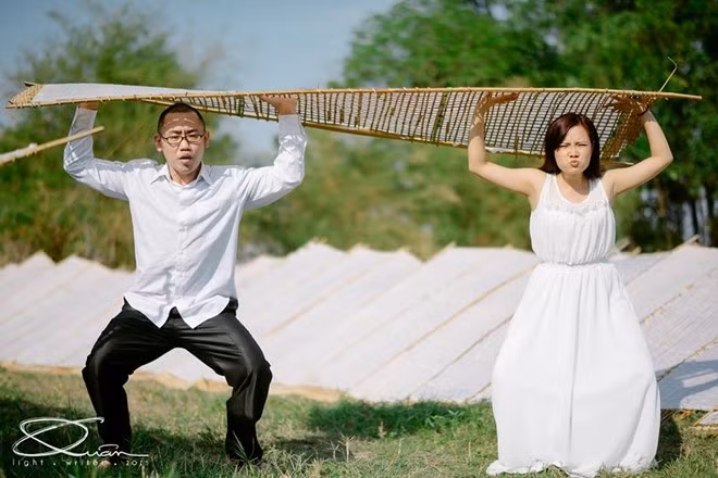 Cô dâu Bạch Mai (22 tuổi) và chú rể Tomida Kohei, từng làm chung tại một cửa hàng Nhật trên địa bàn thành phố. Tại đây, cô nhân viên xinh xắn đã lọt vào mắt xanh của anh quản lý dễ thương Tomida Kohei.