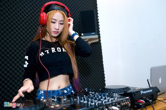 Để thuận tiện cho công việc, Oxy trang bị đầy đủ các thiết bị DJ tại nhà. "Tính tôi rất kỹ lưỡng nên làm việc gì cũng chuẩn bị chu đáo. Soạn nhạc xong, tôi mở máy chơi thử xem bản phối có phù hợp yêu cầu khách hàng. Khi mọi thứ đã ổn, tôi dành 2 tiếng tập luyện để tối có thể tự tin biểu diễn", cô nói.