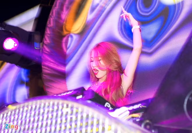 22h, Oxy rời nhà đến các điểm chơi nhạc. Tháng 12/2014, DJ Oxy đứng vị trí thứ 24 trong top 100 DJ hàng đầu thế giới do trang web Thefdjlist.com công bố. Đồng thời, DJ 9X cũng nằm ở top 3 trong 10 DJ nữ gợi cảm nhất châu Á 2014.