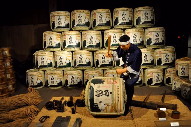 Tìm hiểu những bí mật về rượu sake: Sake có rất nhiều loại với nhiều mùi vị khác nhau. Du khách có thể khám phá nghệ thuật làm rượu sake ở huyện Nada, Kobe, nơi có tới 40 xưởng sản xuất 30% lượng rượu gạo của cả nước. Ảnh: Japannu.blogspot.