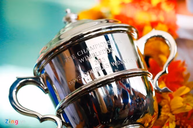 Cận cảnh chiếc cúp vô địch đôi nam Wimbledon trẻ mà Lý Hoàng Nam giành được từ London (Anh).