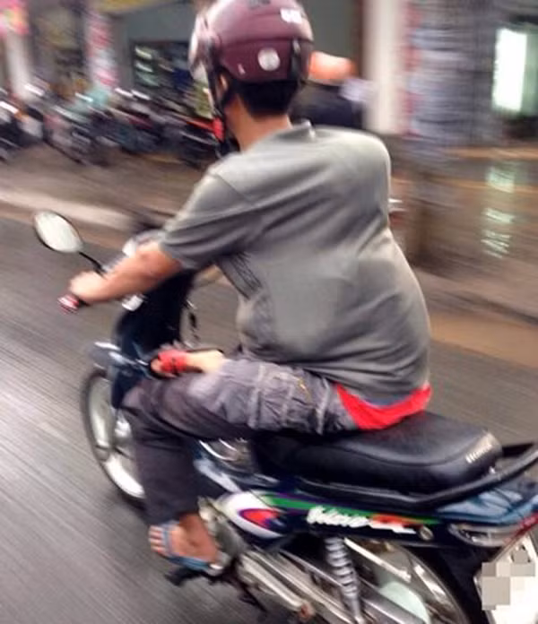 Trời mưa, cái khó ló cái khôn, ông bố cho con trai mình trùm sau chiếc áo phông. Dù việc này trông có vẻ nguy hiểm nhưng chúng đều xuất phát từ tình yêu thương vô bờ bến của các bậc cha mẹ.