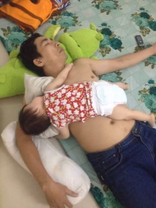 Cả hai bố con ta cùng ngủ.