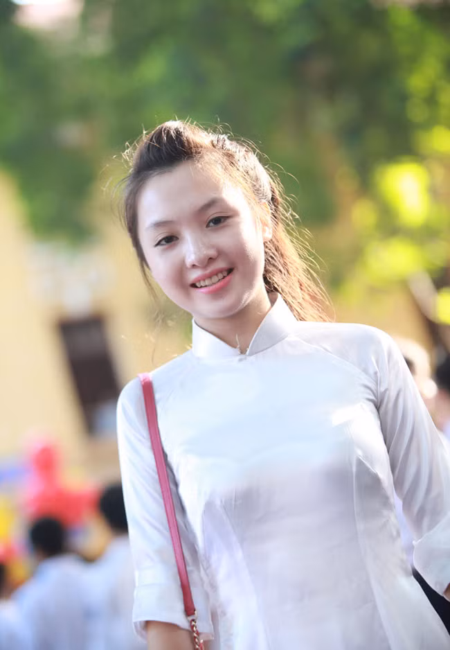 Nu sinh cap 3 dep tinh khoi trong ngay khai giang