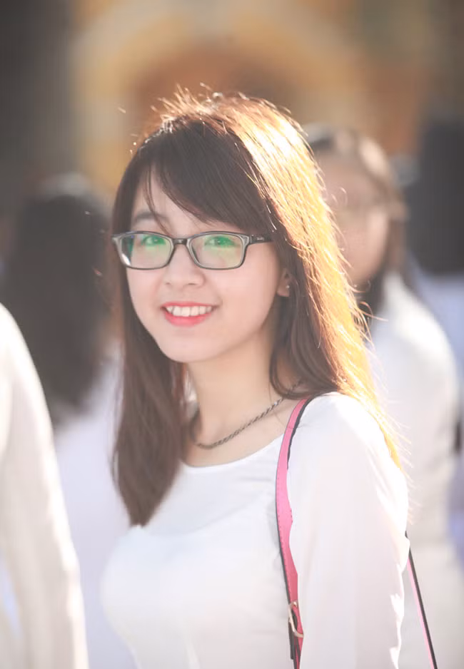 Mặc áo dài trắng là một trong những thời khắc đẹp nhất của nữ sinh Việt.