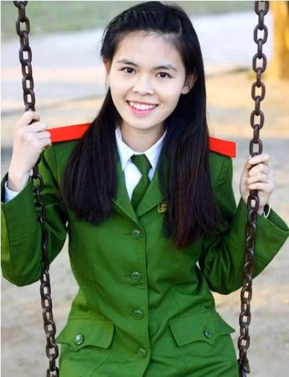 Diệu Ngọc sinh năm 1993, đến từ Quảng Bình và hiện học lớp B2C2 khóa 50, chuyên ngành Cảnh sát Giao thông.