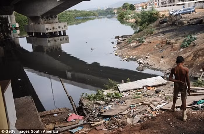 Vấn đề nghiêm trọng nhất mà Rio phải đối mặt vẫn sẽ là ô nhiễm môi trường. Nguyên nhân chủ yếu là do các thủy thủ, các VĐV ba môn phối hợp thải ra trong chương trình thử nghiệm cách đây ít lâu.