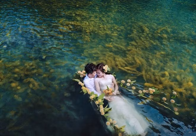 Nhiếp ảnh gia Hai Lecao cho biết: "Thời điểm này, Tràng An là mùa nước cạn, rong nổi lên sát mặt nước và hé lộ ra những chiếc thuyền rồng chìm dưới đáy nhiều năm. Vì vậy, ê-kíp đã tận dụng điều kiện có sẵn để thực hiện các bức ảnh cưới độc đáo cho cặp uyên ương".