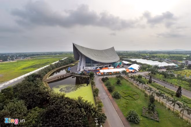 Trung tâm Hội chợ Triển lãm quốc tế Hải phòng được xây dựng trên diện tích 47 ha với số vốn gần trăm tỷ đồng, đưa vào khai thác từ năm 2004. Trong đó, tòa nhà cánh diều rộng 8.000 m2 được kỳ vọng sẽ trở thành địa điểm lý tưởng để tổ chức các sự kiện, thu hút đầu tư và các hoạt động thương mại, dịch vụ khác.