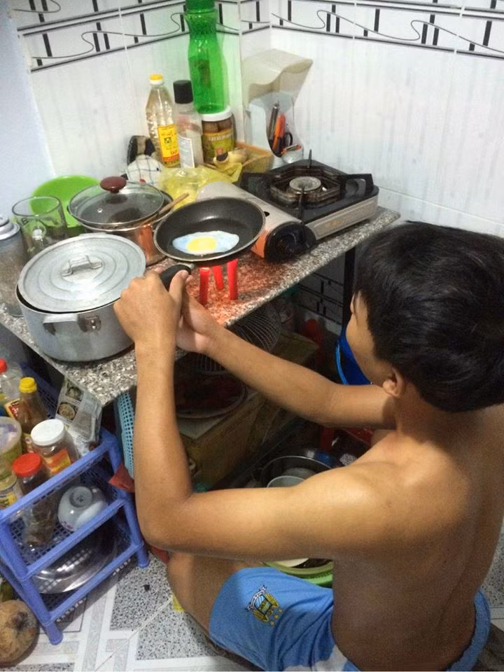 Chiên trứng "level" sinh viên.