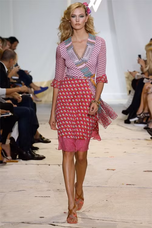 Kendall Jenner không phải người mẫu duy nhất gây chú ý tại show diễn của Diane Von Furstenberg. Chủ tịch hiệp hội thiết kế Mỹ đã chọn rất nhiều các chân dài tên tuổi để mặc trang phục bộ sưu tập Xuân 2016. Trong đó có Gigi Hadid nổi bật với thân hình bốc lửa. Cô khoe vòng 1 đầy đặn với một thiết kế váy dài từ voan mỏng in hoa duyên dáng. Ngoài ra, siêu mẫu Karlie Kloss (ảnh), gương mặt quảng cáo mùa mốt này của Diane Von Furstenberg...