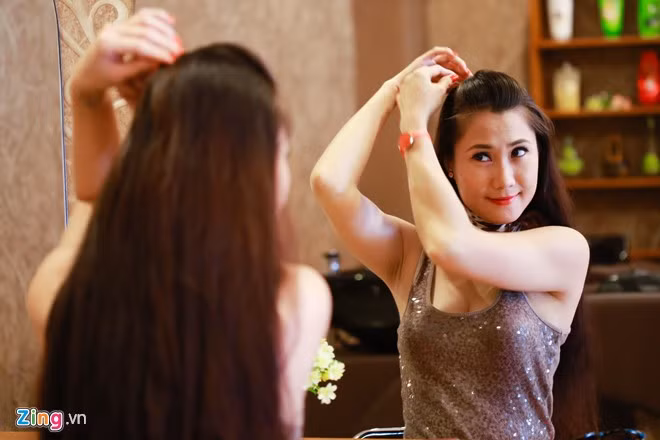 10h, nữ DJ đến một quán spa để thư giãn tinh thần sau chuỗi ngày chạy show ở nhiều tỉnh. "Vì yêu thích ánh đèn sân khấu nên có thời gian tôi vừa đi làm văn phòng cả ngày tối lại chuẩn bị đi diễn, thời gian đầu chưa quen, sức khoẻ yếu, nhiều lúc như muốn ngã khuỵ trên sân khấu" - Jolly B nhớ lại.