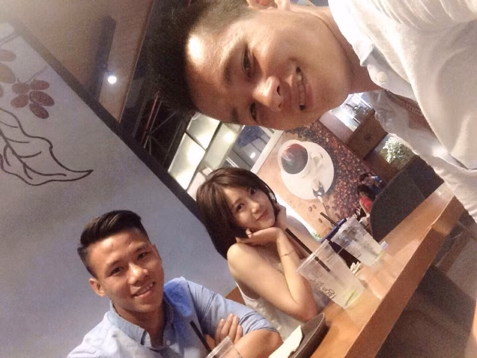 Trên Facebook Tú Linh, cô gái hơn Ngọc Hải 1 tuổi đã viết: "Chúc mừng sinh nhật bạn đội trưởng nhé. Sinh nhật nên tha không gọi là em. Tập luyện chăm chỉ thi đấu tốt nha".