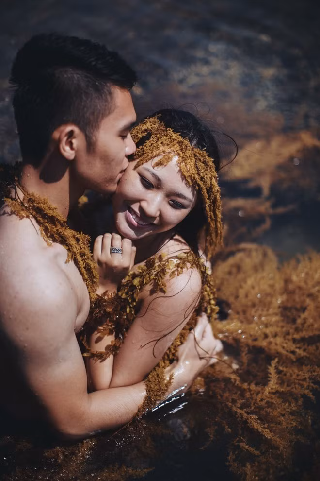 “Tuy đã cố định rất chắc trang phục bằng rêu cho hai vợ chồng, nhưng khi xuống nước, sóng vẫn đánh trôi đi khắp các hướng khiến ê-kíp gặp nhiều khó khăn trong việc tạo hình. Nắng nóng cũng khiến da tôi và ông xã cháy sạm đi. Chúng tôi cảm thấy hạnh phúc khi được cùng nhau trải qua những giây phút thú vị này”, cô dâu Thùy Dương tâm sự.