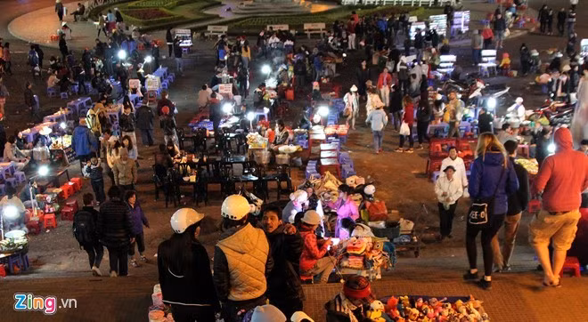 6. Chợ Âm Phủ Đà Lạt, Lâm Đồng: Nhắc đến Đà Lạt, người ta không thể không nhớ đến vẻ đẹp về đêm ở chợ Âm Phủ. Chợ họp từ 19h tối đến khoảng 4h sáng hôm sau. Chợ đêm Đà Lạt rất náo nhiệt với hàng hóa chủ yếu là các loại quần áo, mũ, khăn len phục vụ khách đến xứ lạnh. Khu chợ này cũng là thiên đường của những món nướng giá rẻ.
