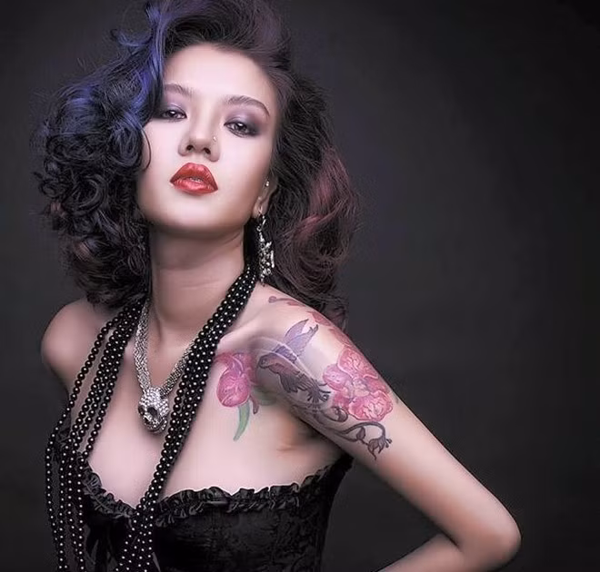 Về hình xăm người phụ nữ, Mỹ Linh nghẹn ngào nói đó chính là mẹ cô. Tháng 4/2013, bà đột ngột qua đời vì bạo bệnh. Sự ra đi của mẹ là mất mát rất lớn đối với cô. 80 ngày sau khi mẹ ra đi, cô gái 28 tuổi quyết định xăm chân dung đấng sinh thành lên người. Năm 2010, cô theo học khóa xăm phun nghệ thuật ở hội Mỹ thuật. Sau đó, cô vào làm việc tại một trung tâm xăm hình lớn ở TP HCM cho đến nay. Ảnh: Trần Lân.