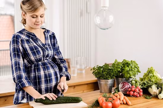 Món cà pháo muối chua, thơm giòn luôn hấp dẫn các bà bầu ốm nghén. Tuy nó có thể làm bạn “đã” cơn ốm nghén nhưng lại có ảnh hưởng không nhỏ đến hoạt động của tử cung, không tốt cho em bé. Vì thế phụ nữ mang thai không nên ăn. Ngay phụ nữ bình thường cũng không nên ăn quá nhiều cà pháo, để giảm sự tác động đến tử cung, vì cà pháo chứa có tính hàn.