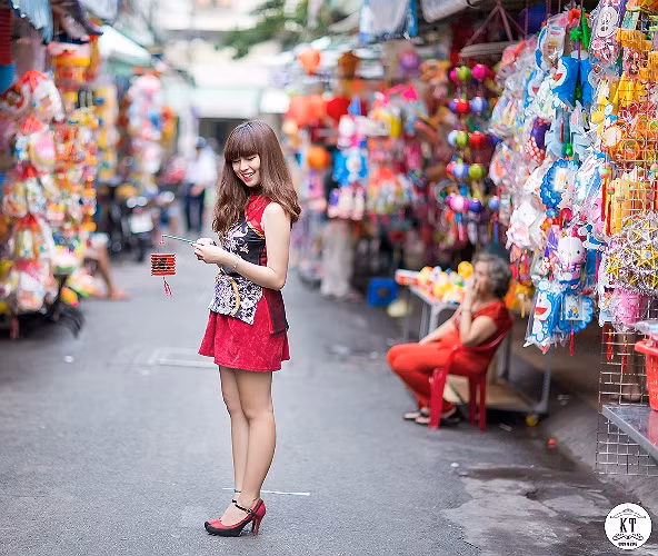 Cô rất thích việc ngắm nhìn phố đèn lồng mỗi dịp Trung thu về để nhớ về nhiều kỷ niệm thời thơ ấu.