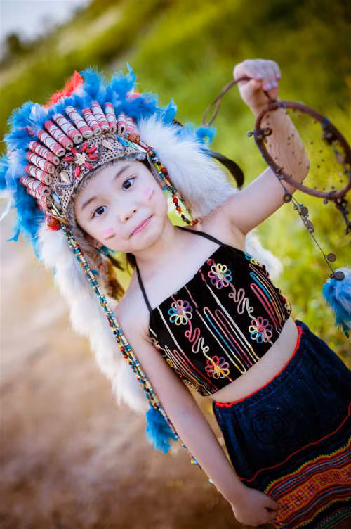 Cùng chiêm ngưỡng bộ ảnh của mẫu nhí 6 tuổi trong tạo hình nữ thổ dân.