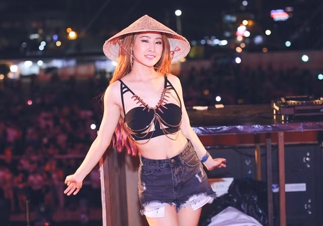 Đến năm lên 11, Oxy rời quê lên Sài Gòn kiếm sống với đủ nghề, từ rửa chén bát, bưng bê, bán cà phê… "Lúc đó, tôi chỉ có 20.000 đồng trong người. Nhờ chăm chỉ làm việc và được mọi người đùm bọc nên sống được qua ngày", Oxy bộc bạch. Ảnh: NVCC.