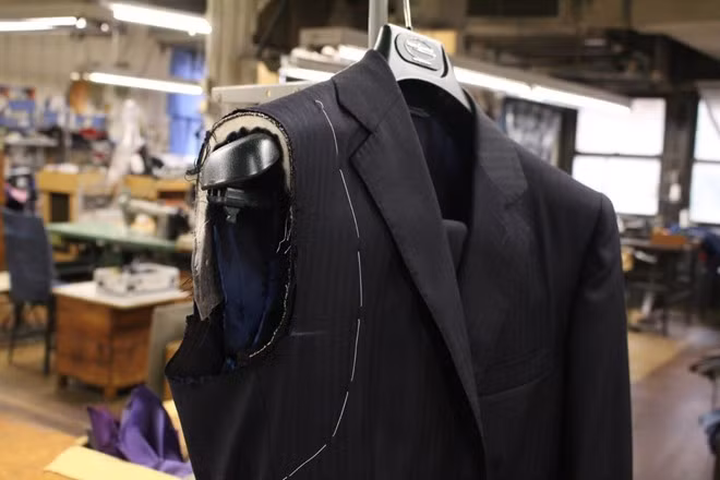 Các công nhân luôn tỉ mỉ trong từng đường kim, mũi chỉ. Mỗi bộ suit tại MGC là một món hàng chất lượng cao, nên giá trung bình một bộ vào khoảng 2.500 USD. Gia đình nhà Martin không đầu tư vào quảng cáo bởi hoạt động này dễ đẩy giá trang phục tăng cao. Thay vào đó, khách hàng tìm tới MGC qua lời truyền miệng.
