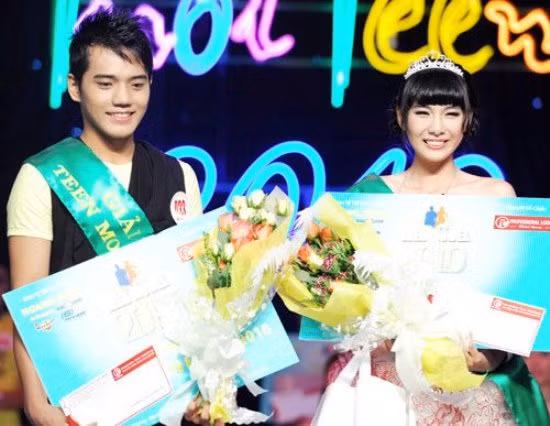 Ánh Tuyết từng đạt giải Miss Áo dài Nữ sinh phong cách Việt Nam 2012, giải đồng Teen Model 2010.