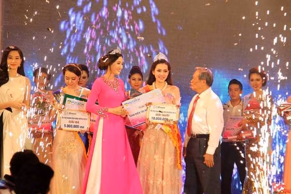 Vượt qua 23 thí sinh tranh tài tại vòng chung kết cuộc thi "Sinh viên HUTECH duyên dáng-tài năng" - Miss Hutech 2015, do Trường ĐH Công nghệ TP HCM tổ chức, Nguyễn Quỳnh Ánh Tuyết đã xuất sắc đoạt danh hiệu Hoa khôi.