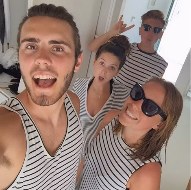 Ngoài thành công trong sự nghiệp, ngôi sao Youtube 9X còn có một chuyện tình đẹp với sao nam Youtube - Alfie Deyes. Họ đang trong kỳ nghỉ hè sang chảnh tại Hy Lạp. Những bức ảnh cô đăng tải trên Instagram nhanh chóng khiến các fan ghen tị.