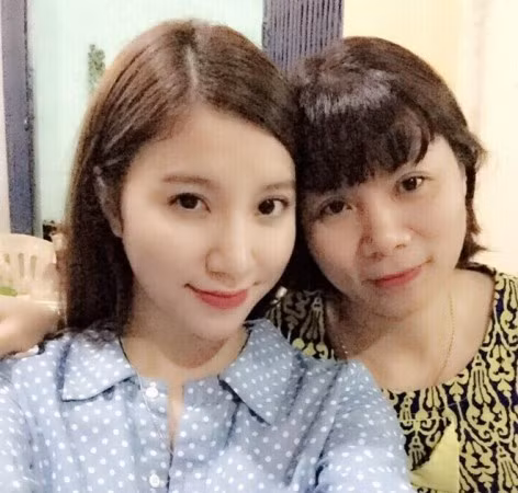 Hạnh Sino (Nguyễn Mỹ Hạnh, sinh năm 1990) cho biết, nhân Ngày của của Mẹ, cô đưa "người bạn lớn" đi mua sắm và massage thư giãn. Cũng sắp đến ngày sinh nhật mẹ, hot girl Hà thành tranh thủ mua quà sớm.