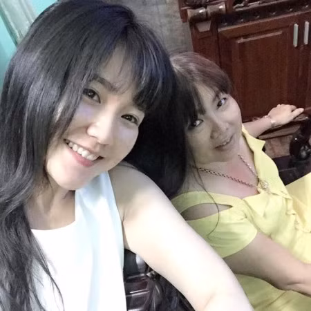 Ngày Quốc tế phụ nữ 8/3 hay 20/10, hot girl Kiều Trinh tặng mẹ bó hoa hồng vàng và món quà bí mật. Cảm nhận của cô gái 21 tuổi về mẹ là phụ nữ đảm đang, hiền lành và có thể vì con mà sẵn sàng hy sinh nhiều thứ.