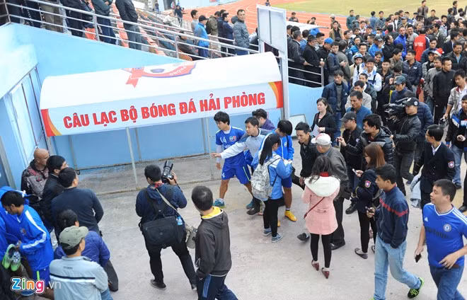 Vẫn còn hàng trăm người chạy theo sau để xin chụp ảnh cùng cựu đội trưởng U19 Việt Nam.