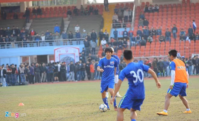 Không giấu được sự tò mò, nhiều CĐV đứng sát mép đường pitch để theo dõi Tuấn Anh, Công Phượng tập luyện.