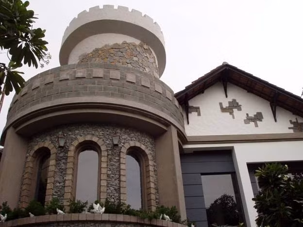Huyền thoại Café mang dáng dấp tòa lâu đài châu Âu Chateau De Chillon cổ xưa, với những đường cong mềm mại đan xen vẻ thô sơ của những phiến đá không mài giũa. Địa chỉ: Đường Nhất Chi Mai, quận Tân Bình, TP HCM.