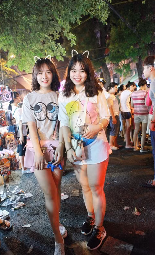Những món đồ chơi bán trong dịp Trung thu giúp các cô gái trở nên đáng yêu và ấn tượng hơn.