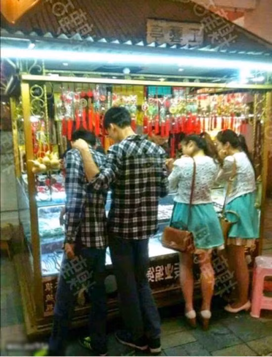 Đôi lứa xứng đôi.