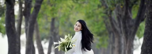 Bên những cành hoa loa kèn trắng muốt đua nhau khoe sắc, Lương Giang không giấu nổi cảm xúc được hoà mình với thiên nhiên để tìm lại sự cân bằng trong cuộc sống.