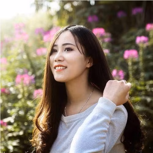 Khánh Linh từng đạt huy chương vàng cuộc thi Giọng hát các trường dân tộc nội trú toàn quốc tại Cần Thơ vào năm 2014 và giải Nữ sinh thanh lịch tại trường THPT. Hiện tại, cô là gương mặt khá nổi tại Học viện Báo chí, thường xuyên tham gia các hoạt động ngoại khóa của trường.