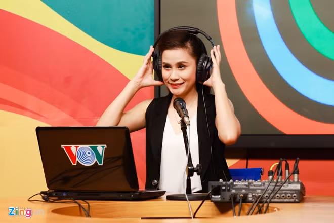 Kham pha mot ngay tat bat cua nu MC 8X cua VOV