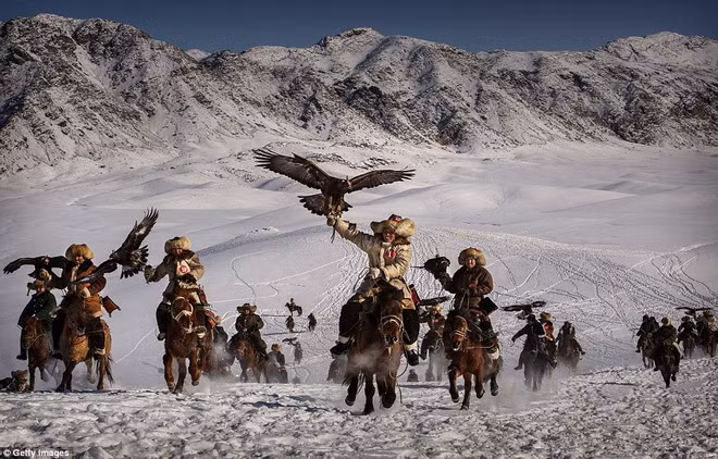 Người Kazakh sống ở phía cực Tây Mông Cổ là bộ tộc duy nhất có thể đi săn với đại bàng. 