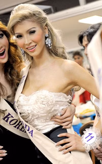 Người đẹp chuyển giới - Jenna Talackova đã bị Hoa hậu Hoàn vũ Canada tước quyền tham gia với lý do gian dối về giới tính.
