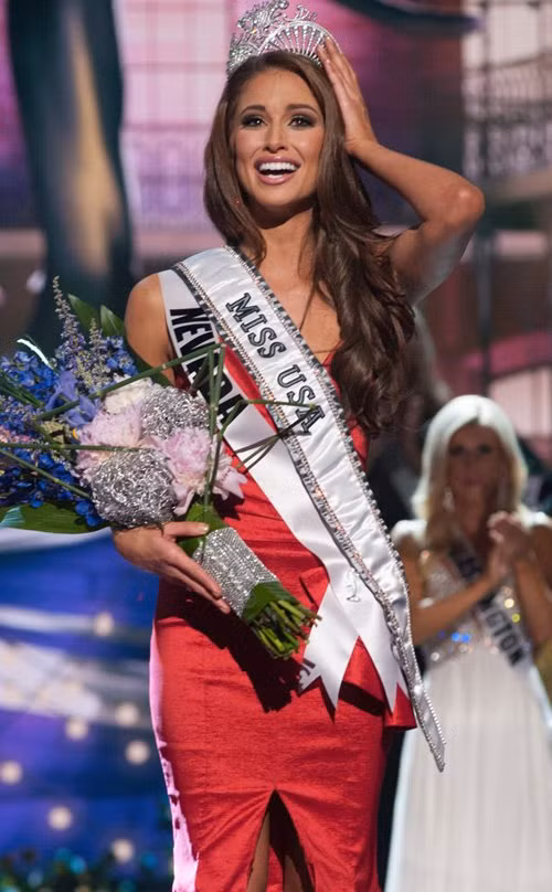 Sau khi đăng quang Hoa hậu bang Nevada, người đẹp Nia Sanchez được phép tham gia Hoa hậu Mỹ 2014 và cũng giành luôn vương miện chiến thắng. Tuy nhiên, sau đó, Nia đã đối mặt với cáo buộc giả mạo nơi cư trú để tham gia cuộc thi nhan sắc tổ chức tại Nevada. Theo cáo buộc, quê nhà của Nia Sanchez là California - bang có nhiều người đẹp đồng nghĩa với tỉ lệ chiến thắng cũng mong manh hơn, bởi thế cô nàng đã phải giả mạo nơi cư trú. Tuy nhiên, Nia Sanchez đã phủ nhận điều này và cho rằng chúng không có cơ sở.