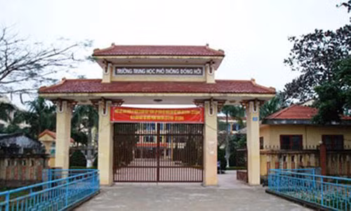 Nu sinh hon hao lao len ban tum toc danh co giao