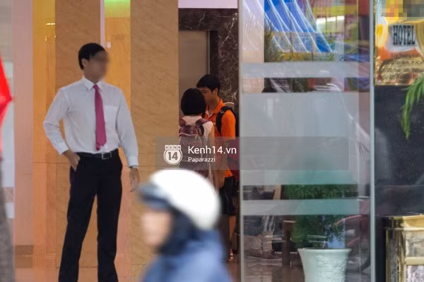 ... rồi cả hai nhanh chóng đi vào thang máy cùng nhau.