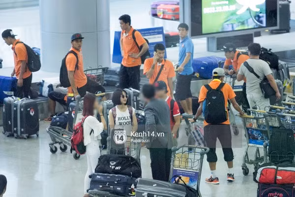 Hòa Minzy chờ mọi người lấy hành lý...