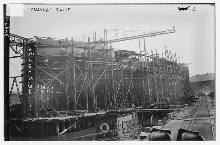  Thiết giáp hạm USS Arizona được khởi đóng vào ngày 16/03/1914 tại xưởng đóng tàu hải quân Brooklyn, New York, lớp Pennsylvania cũng là một trong những thiếp giáp hạm hiện đại nhất của Mỹ khi đó với lượng giãn nước tối đa lên tới hơn 29.000 tấn và dài 183m. Nguồn ảnh: War History