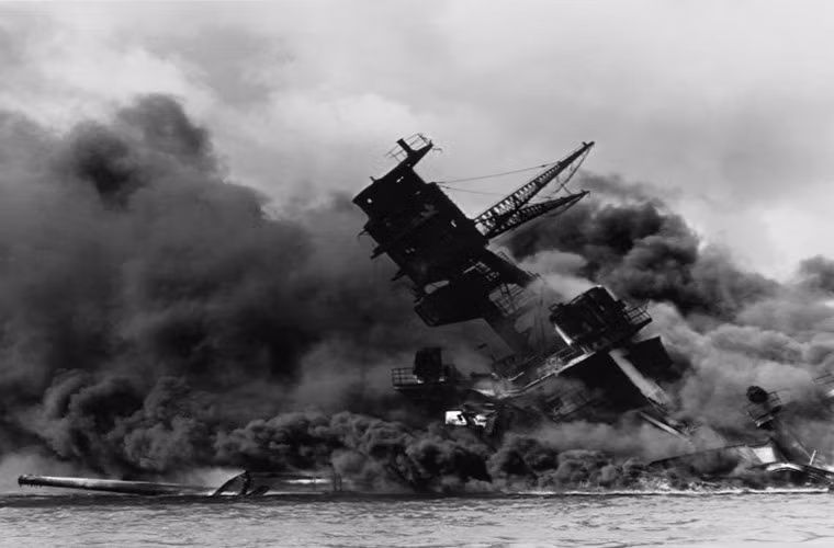 Chỉ hai năm sau khi được điều đến Thái Binh Dương, số phận của USS Arizona đã chính thức kết thúc vào ngày 7/12/1941 khi Hải quân Nhật Bản tấn công Trân Châu Cảng. Đã có ít nhất 4 quả bom từ các máy bay Nakajima B5N của Nhật Bản đánh trúng tàu USS Arizona và một trong số đó có thể đã phát nổ ngay hầm đạn tạo ra vụ nổ đánh sập toàn bộ cấu trúc thượng tầng của con tàu. Nguồn ảnh: War History