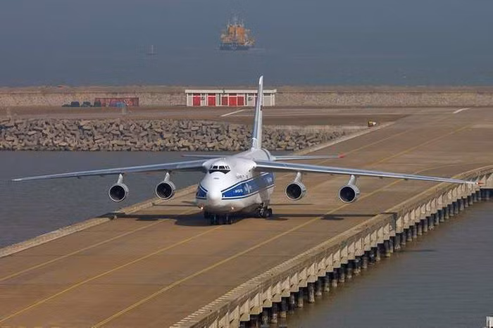 Kozlov tốt nghiệp trường đặc nhiệm không quân, sau đó là trường phi công quân sự và Học viện Gagarin, ông đã cầm lái chiếc Tu-16 và Tu-160. Khi thực hiện vụ phóng thành công tên lửa hành trình Kh-55, Kozlov cũng có mặt trên chiếc oanh tạc cơ, với chuyến bay của An-124, ông giữ tư cách thanh tra.