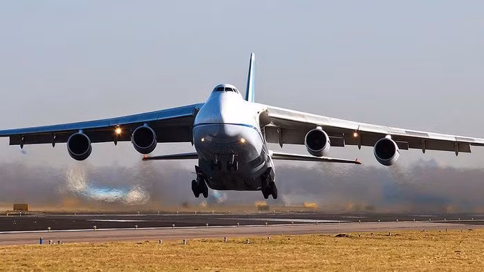 "Ở Maroc, họ tiếp nhiên liệu "đến tận mắt": 220 tấn thay vì 200 tấn tiêu chuẩn, khi phải giả sử rằng Petropavlovsk-Kamchatsky sẽ không thể tiếp chúng tôi do điều kiện thời tiết. Và điều đó đã xảy ra", ông Strelnikov tiếp tục.